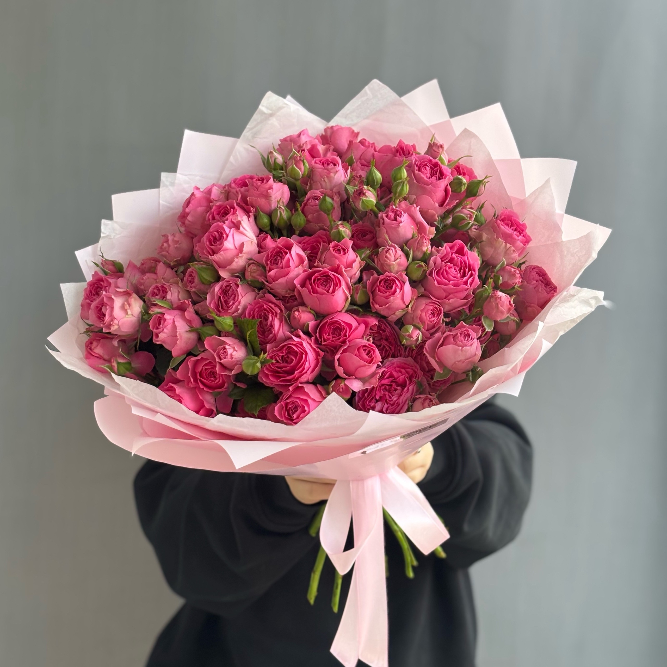 15 малиновых кустовых роз (50 см)