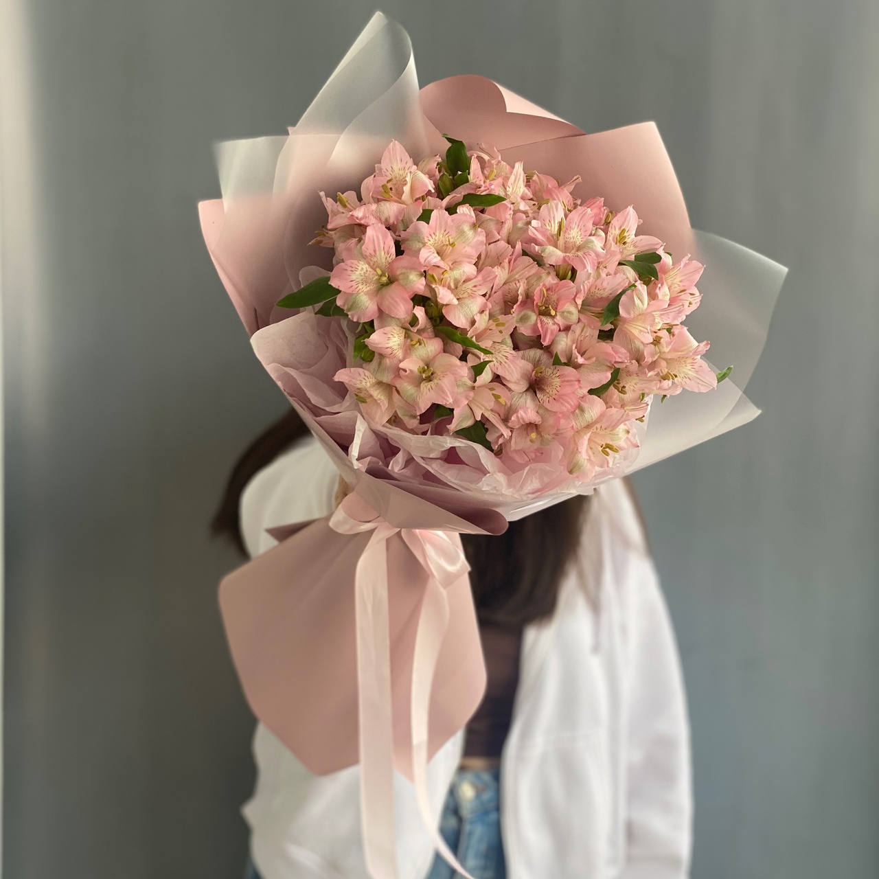 Моно из розовых альстромерий