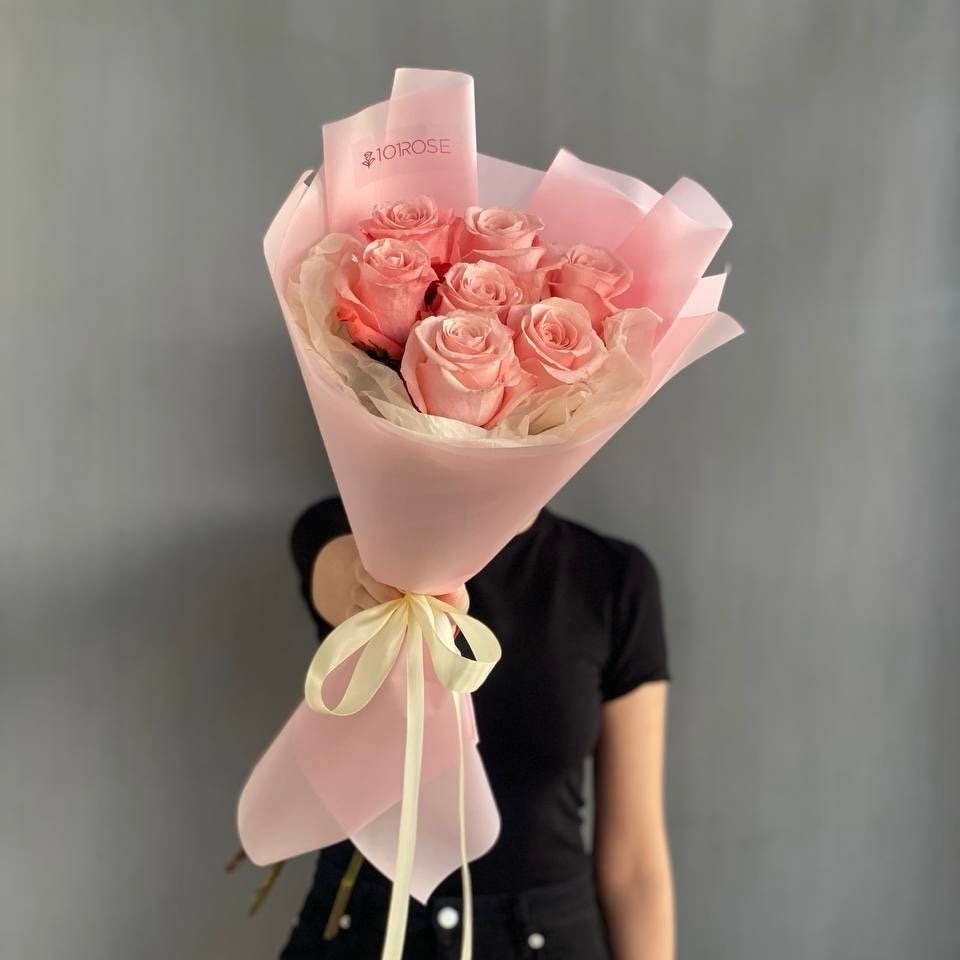 7 розовых роз